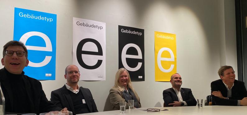 FVHF Vorstandsvorsitzender Andreas Reinhardt, 2.v.r., im Podiumsgespräch zum Gebäudetyp E beim Deutschen Werkbund Berlin mit Prof. Jan R. Krause, Hochschule Bochum, Florian Scheible, Schöne Neue Welt Ingenieure, Theresa Keilhacker, Präsidentin der Berliner Architektenkammer und Sebastian von Oppen, Referatsleiter Bautechnik der Bundesarchitektenkammer. Foto: ofat.berlin