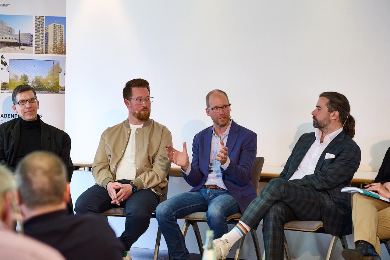 v.l.n.r.: Jan Krause (ofat), Martin Jax (S+T Fassaden), Florian Scheible (Schöne Neue Welt Ingenieure), Sebastian Körber (FDP-Landtagsfraktion Bayern) | © Florian Ziegler