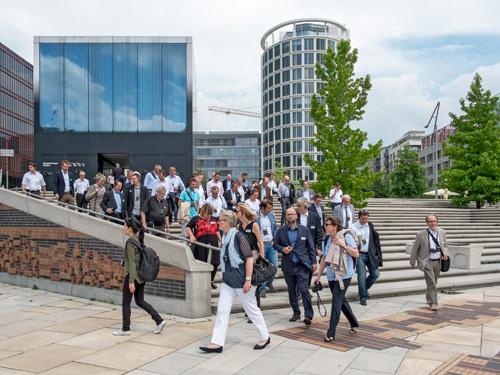 Eröffnet wurde der 16. Deutsche Fassadentag im Elbphilharmonie Pavillon mit einem Kurzvortrag und einem Rundgang durch die westliche HafenCity. Foto: Till Budde