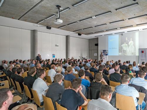 Beim 16. Deutschen Fassadentag folgten knapp 200 Interessierte der Einladung des FVHF in das Holcim-Auditorium der HafenCity Universität in Hamburg. Foto: Till Budde