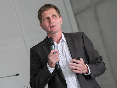 Prof. Dr.-Ing. Frank Wellershoff (Leiter des Fachgebiets Fassadensysteme und Gebäudehüllen an der HCU) über Planungskriterien von Gebäudehüllen. 