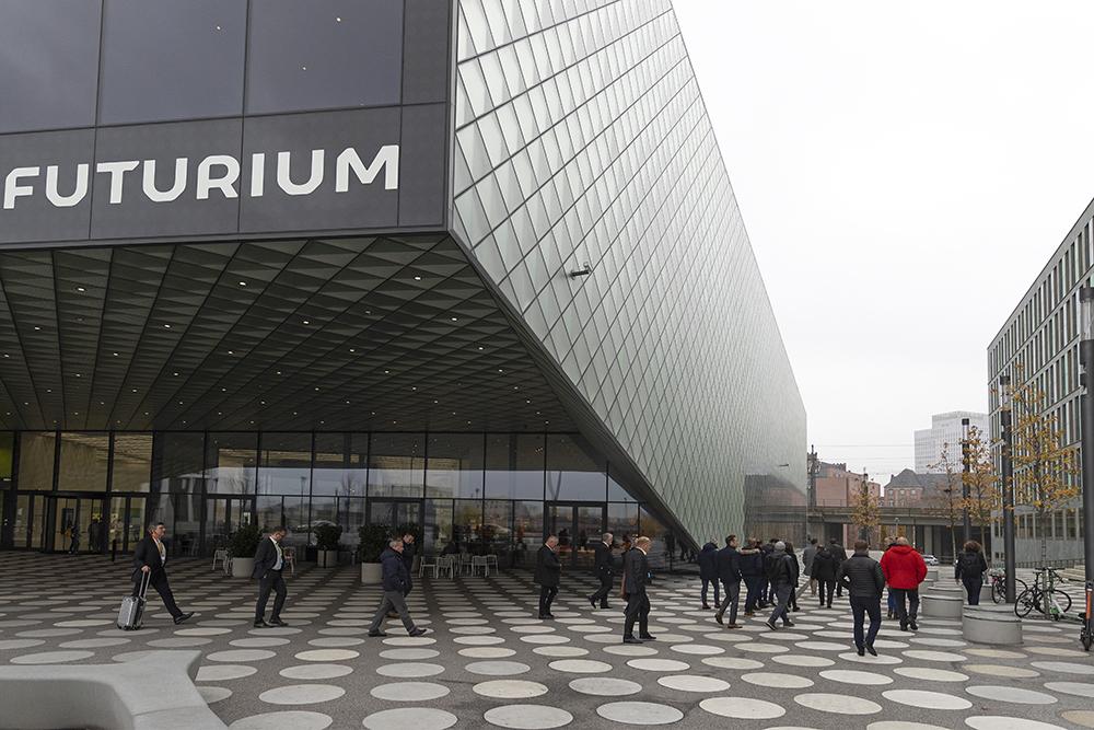 Vor der Veranstaltung auf dem GLS Campus stellte Architekt Jan Musikowski das Futurium – Haus der Zukunft mit seiner innovativen Vorgehängten Hinterlüfteten Fassade vor. Foto: Dirk Heckmann