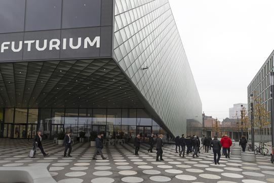 Vor der Veranstaltung auf dem GLS Campus stellte Architekt Jan Musikowski das Futurium – Haus der Zukunft mit seiner innovativen Vorgehängten Hinterlüfteten Fassade vor. Foto: Dirk Heckmann