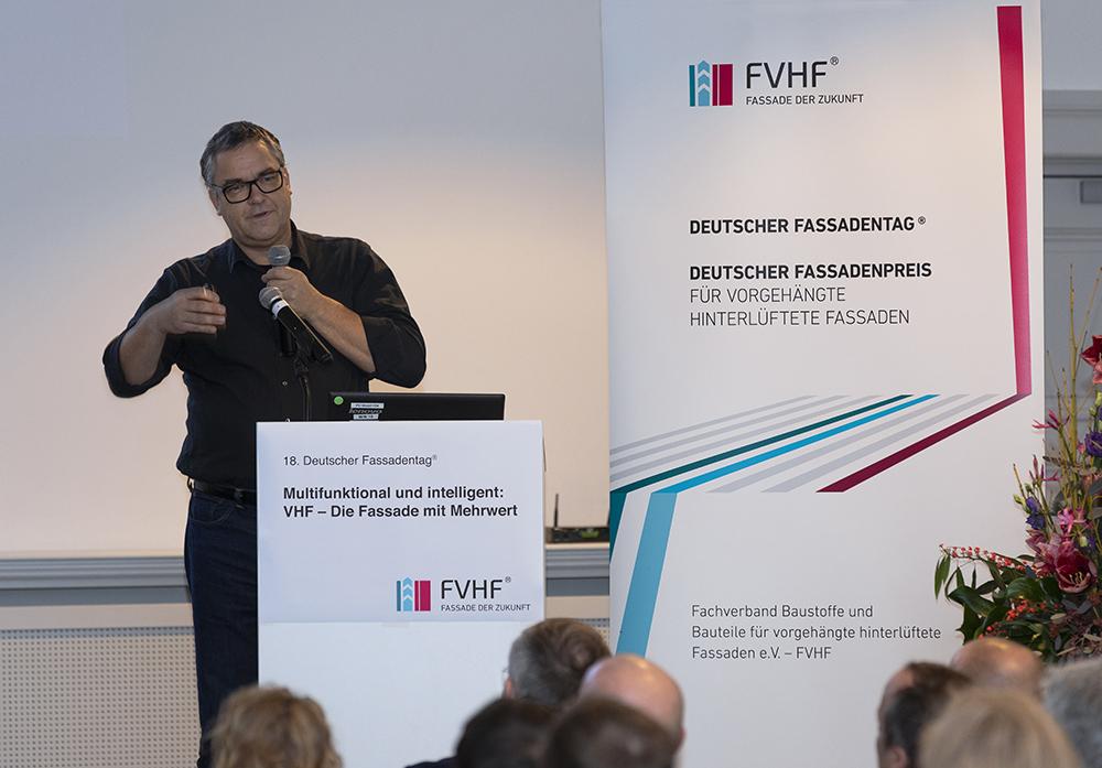 Prof. Dr.-Ing. Ulrich Knaack (TU Darmstadt/TU Delft) stellte die facade roadmap vor. Foto: Dirk Heckmann