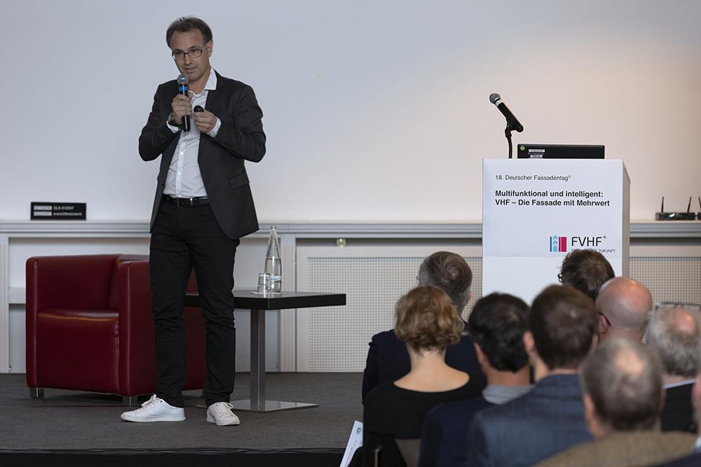 Dipl.-Ing. Gregor M. Kassl von Arup referierte über die Gebäudehülle der Generation Y. Foto: Dirk Heckmann