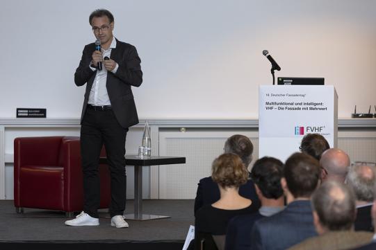 Dipl.-Ing. Gregor M. Kassl von Arup referierte über die Gebäudehülle der Generation Y. Foto: Dirk Heckmann