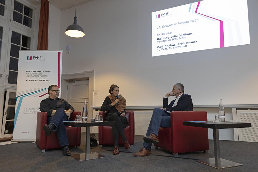 Über klimagerechtes Planen und Bauen diskutierten Dipl.-Ing. Julia Dahlhaus und Prof. Dr.-Ing. Ulrich Knaack mit Moderator Dr. Thomas Welter.  Foto: Dirk Heckmann