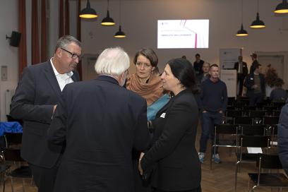 Gute Gespräche auf dem 18. Deutschen Fassadentag® des FVHF, v.l.n.r.: Gerhard Wellert (Knauf), Wolfgang Priedemann (wp consult), Julia Dahlhaus (Vorsitzende BDA Berlin) und Silja Schade-Bünsow (Förderverein Bundesstiftung Baukultur).  Foto: Dirk Heckmann