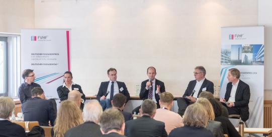 Podiumsdiskussion des FVHF auf der BAU 2019, von links nach rechts: Prof. Jan Krause, Prof. Heike Klussmann, Gregor Kassl, Prof. Dr.-Ing. Gunnar Grün, Siegfried Wernik und Reiner Nagel. Foto: FVHF / Till Budde, Berlin