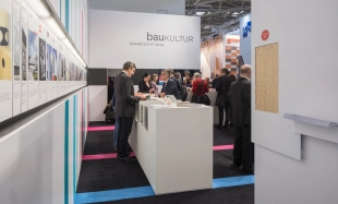 Die Galerie der FVHF-Mitglieder und die berührungssensitiven Oberflächen der Forschungsplattform BAU KUNST ERFINDEN zeigen das Spektrum innovativster Technologien und der VHF auf dem Stand der Zeit. Foto: FVHF / Till Budde, Berlin 