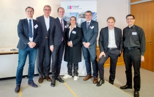 Die Teilnehmer der FVHF-Podiumsdiskussion und Pressekonferenz v.l.n.r.: Gregor Kassl, Siegfried Wernik, Prof. Dr.-Ing. Gunnar Grün, Prof. Heike Klussmann, Ronald Winterfeld, Reiner Nagel und Moderator Prof. Jan R. Krause Foto: FVHF / Till Budde, Berlin