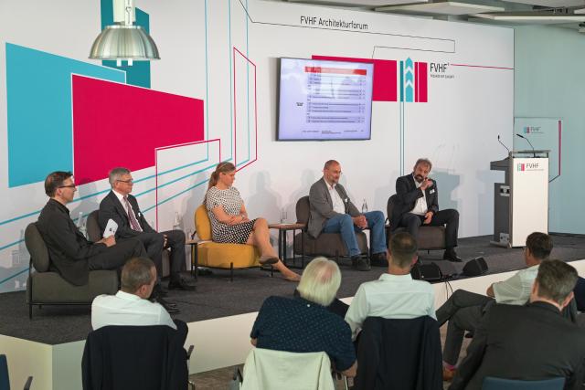 Das FVHF-Architekturforum stellte die digitale Lehre an deutschen Hochschulen und zur VHF vor. V.l.n.r. Prof. Jan R. Krause, Moderator der Veranstaltung und Mitverfasser des VHF-Lehrkonzeptes, Prof. Dr.-Ing. Ulrich Möller, HTWK Leipzig, Prof. Dr.-Ing. Marion Meinert, IU Internationale Hochschule Fernstudium, Prof. Dr.-Ing. Roland Krippner, TH Nürnberg und hochschuldidaktischer Beirat des VHF-Lehrkonzeptes und Prof. Dipl.-Ing. Volker Huckemann, HS Bochum. Foto: FVHF/Dirk Heckmann