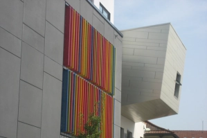 Der Gewinner der Verlosung hat bereits viel Erfahrung mit dem VHF-System. Im Erweiterungsbau der Beruflichen Schulen in Gelnhausen ist jedem Stockwerk im Inneren eine andere Farbe zugewiesen. Diese finden sich an den farbigen Lamellen der bunten Fenstergestaltung wieder, für die die vorgehängte hinterlüftete Fassade in dunkelgrau einen klaren Rahmen bietet.  Foto: hkr.architekten, Gelnhausen