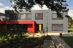Das Erweiterungsgebäude der Haupt- und Realschule in Flörsheim ist im Passivhausstandard errichtet. Neben der Nutzung von Geothermie und einer Lüftungsanlage mit Wärmerückgewinnung trägt auch die vorgehängte hinterlüftete Fassade zu den exzellenten Energiekennwerten bei.  Foto: hkr.architekten, Gelnhausen