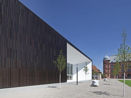 Der Neubau der Hochschule für Musik in Karlsruhe fügt sich harmonisch in den Campus ein und stellt mit seiner Farbgebung den Bezug zum nahe gelegenen Schloss Gottesaue her. Foto: Toni Ott fotodesign, Landshut (Fa. MOEDING, Marklhofen)