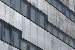 Durch eine differenzierte Anordnung von Fenster- und Fassadenbändern übertrugen MGF Architekten das Konzept des „Verspringens“ der Gebäudeform auf die Fassade. Foto: Friedhelm Krischer, Duisburg
