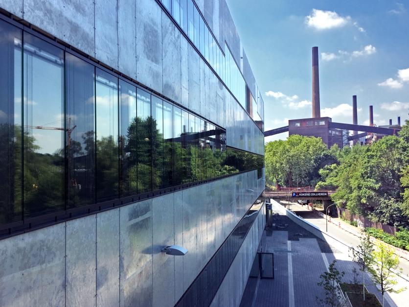 Die flächenbündige Gestaltung der VHF mit sichtbar befestigten feuerverzinkten Stahlblechen nimmt direkten Bezug auf die vorwiegend orthogonale Typologie der Bestandsgebäude der Zeche Zollverein. Foto: Friedhelm Krischer, Duisburg