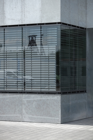 Zwischen der drei Millimeter dicken Stahlbekleidung und dem Prallglas konturiert eine horizontale Fuge das Fassadenbild. Foto: Friedhelm Krischer, Duisburg
