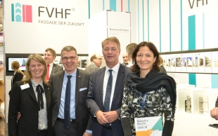 Gunther Adler (2.v.r.), Staatssekretär im Bundesministerium des Innern, für Bau und Heimat, beim Besuch des FVHF-Messestandes. Rechts Dr. Anne Schmedding, stellvertretende Vorstandsvorsitzende der Bundesstiftung Baukultur. Links Tanja Baier und Ronald Winterfeld vom FVHF. Foto: BAU 2019 / Messe München / Studio Loske
