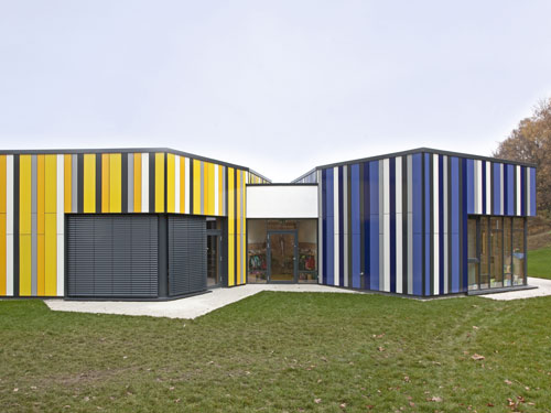 Farbiges System: Kindertagesstätte in Dingolfing - FVHF.de