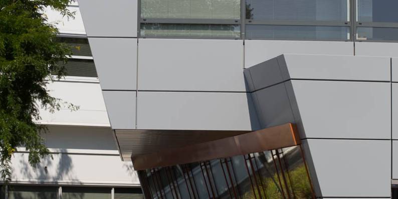 RENOLIT REFACE auf Bürogebäude in Son/Eindhoven