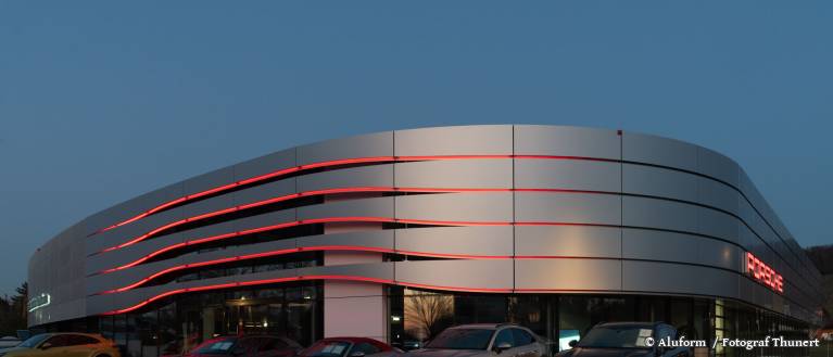 Fassade gemäß den Porsche CI Designrichtlinien