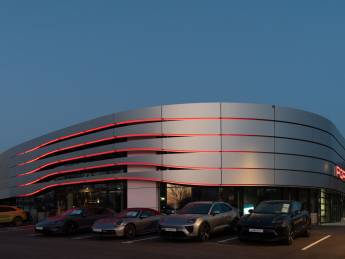 Fassade gemäß den Porsche CI Designrichtlinien