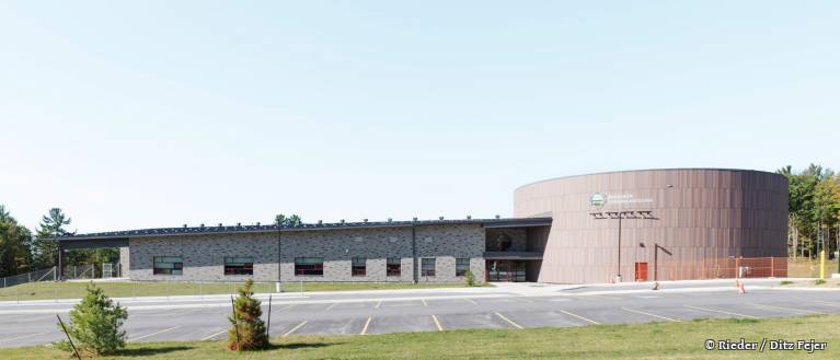 Pädagogische Architektur: Nachhaltige Fassade aus öko skin Latten von Rieder