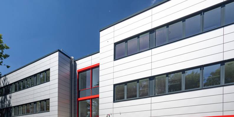 Nachhaltiges Bürogebäude mit Vorhangfassade aus „grünem“ Stahl