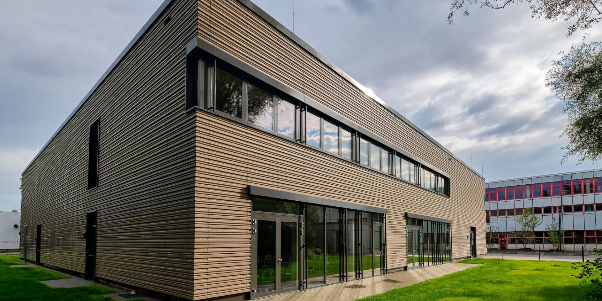 Tonality Referenz Gesamtschule Krefeld - Keramikfassade Gebäude