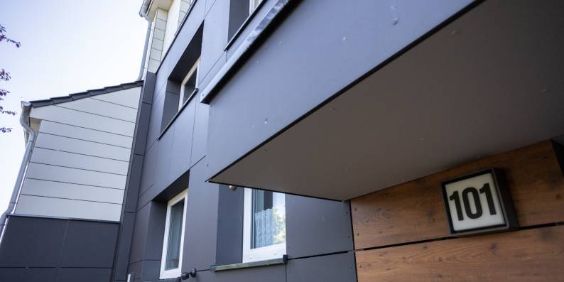 Moderne Plattenfassade im Dubbenweg: Fassadenarbeiten inklusive Wärmedämmung
