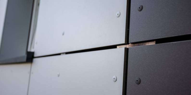 Moderne Plattenfassade im Dubbenweg: Fassadenarbeiten inklusive Wärmedämmung