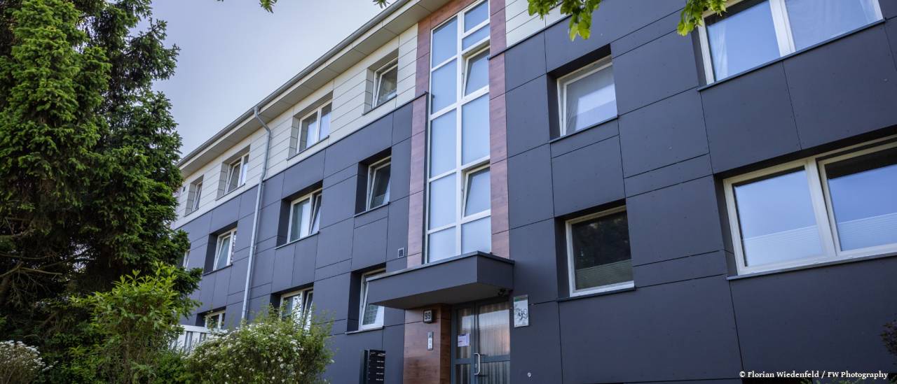 Moderne Plattenfassade im Dubbenweg: Fassadenarbeiten inklusive Wärmedämmung