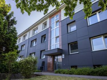 Moderne Plattenfassade im Dubbenweg: Fassadenarbeiten inklusive Wärmedämmung