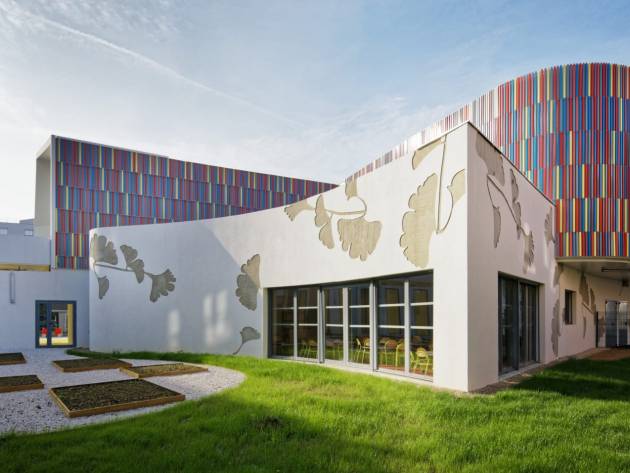  Grundschule im lebendig-fröhlichen Buntstift-Design