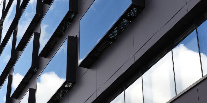 Aus dem Architekturwettbewerb gingen 2015 Delugan Meissl Associated Architects für das Büro- und Geschäftsensemble sowie SOP-Architekten für den angrenzenden Wohnungsbau hervor. Der Campus Tower mit seinem markanten dreieckigen Grundriss ist als neue Landmarke in der HafenCity kaum zu übersehen. Die Faserzementfassade mit EQUITONE umrahmt die akustisch wirksamen „HafenCity-Schaufenster“.