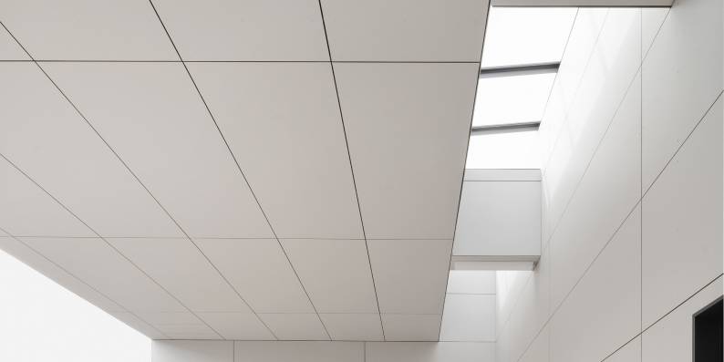 Die Halle 01 auf dem Bundeswehrflugplatz in Niederstatten wurde 2019 saniert und mit einem neuen Fassadenmaterial bekleidet. Durch die dunkle Fassade bekommt die Halle ein zeitloses und elegantes Erscheinungsbild. Die eingesetzten EQUITONE Fassadentafeln sind umweltfreundlich und zeichnen sich durch ihre besondere Härte und Widerstandsfähigkeit aus.