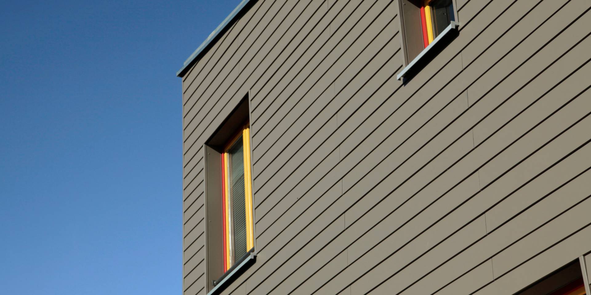Nichtbrennbar, langlebig und pflegeleicht punkten Cedral Fassadenpaneele besonders gegenüber Holz.