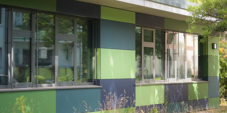 Farbliche Vorhangfassade + Fensterbänke