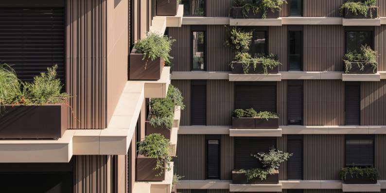 Terrakotta-Keramikfassade als Referenz für das Wohnhaus Montano - Hinterhofansicht - Nachhaltige und elegante Gebäudegestaltung mit hochwertigen keramischen Materialien