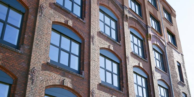 Rundbogenfenster an historischer Architektur 