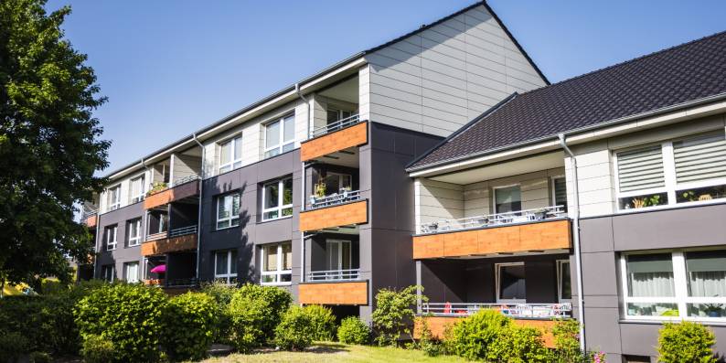 Moderne Plattenfassade im Dubbenweg: Fassadenarbeiten inklusive Wärmedämmung