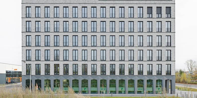Markante Fassadengestaltung mit geformten Elementen