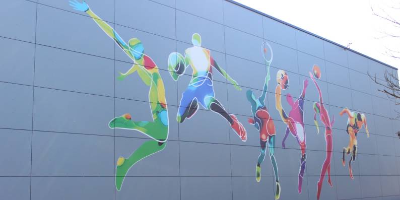 Individualdekor verleiht Stader Sporthalle neuen Charakter
