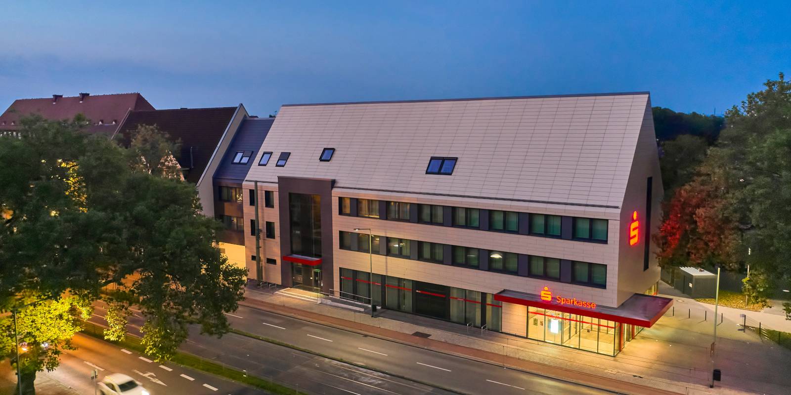 Luftaufnahme des Gebäudes der Sparkasse Duisburg mit der Keramikfassade von Tonality