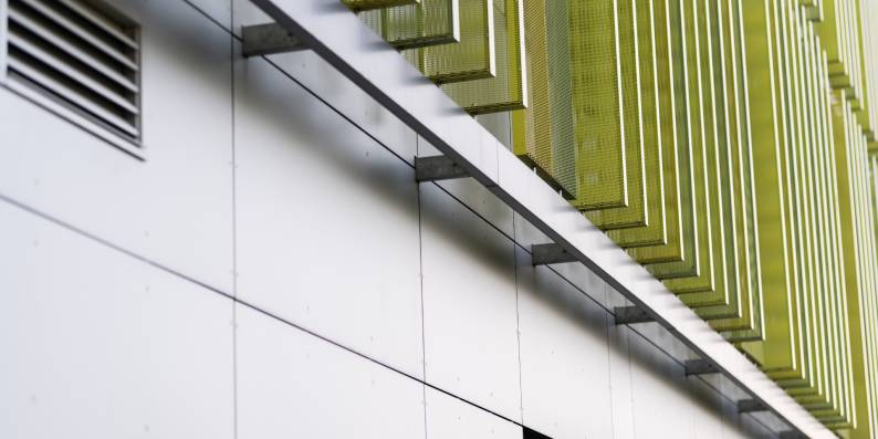 Vorgehängte hinterlüftete Fassade mit sichtbar genieteter Befestigung