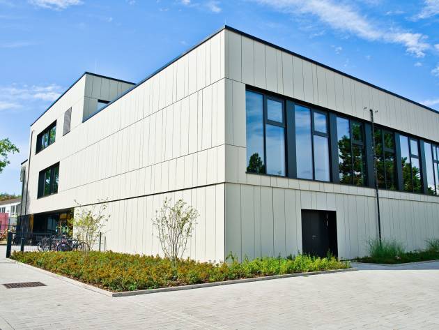 Faserzement-Fassade für die Gotenschule in Bonn