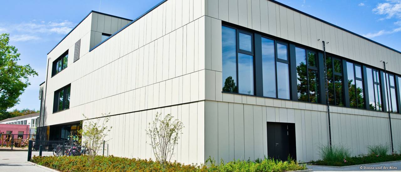 Faserzement-Fassade für die Gotenschule in Bonn
