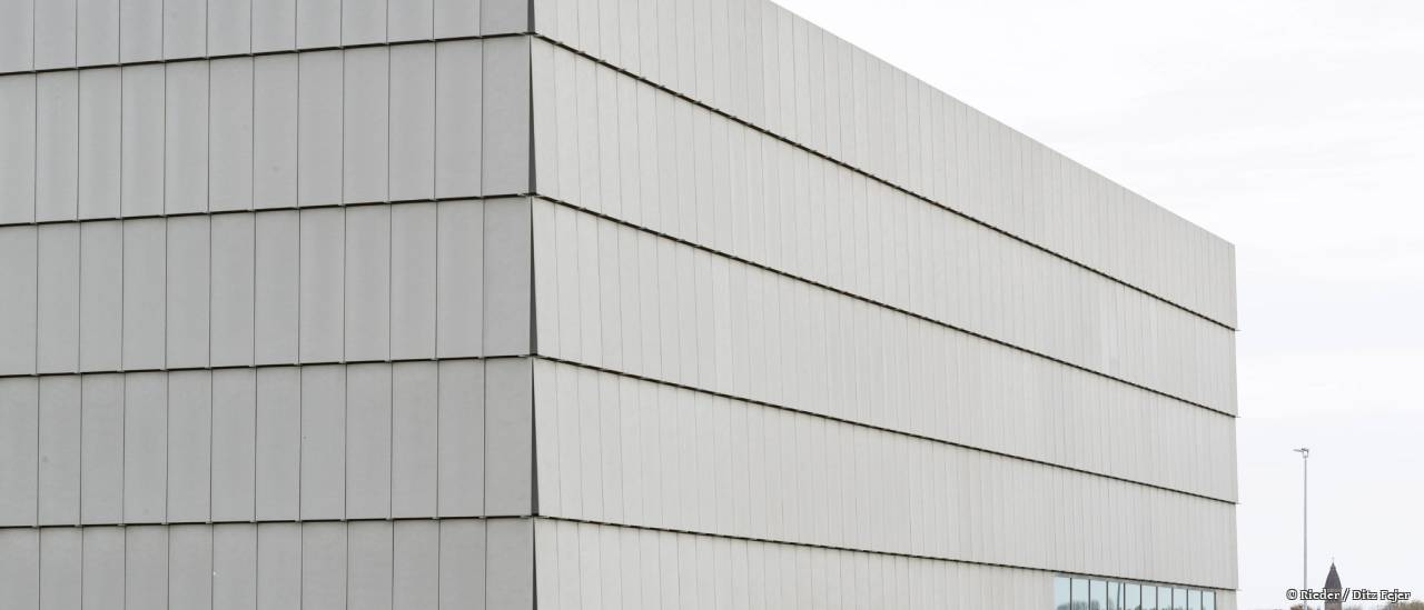 Schimmernde Glasfaserbeton-Fassade von Rieder