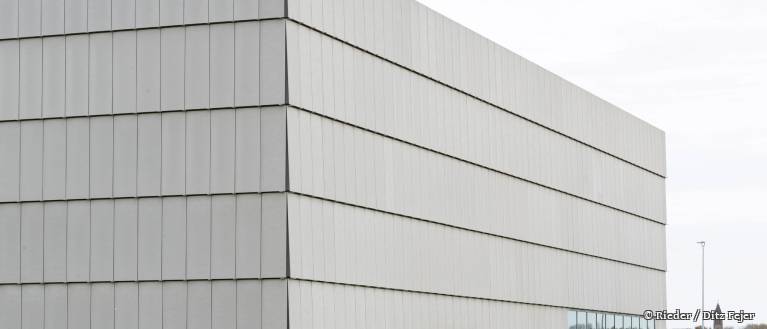 Schimmernde Glasfaserbeton-Fassade von Rieder